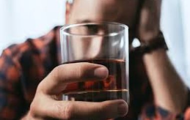 Лікар розповіла, чому небезпечно лікувати алкоголем отруєння