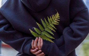 Один жест, який розкриває вашу натуру: як руки за спиною показують, хто ви насправді — харизмат чи марнославець