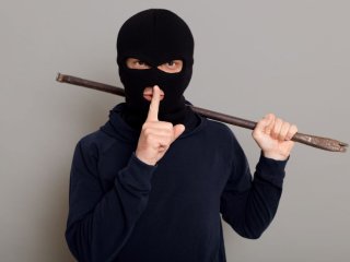 Обнаглевший вор показал свидетелям преступления свой зад (ВИДЕО)