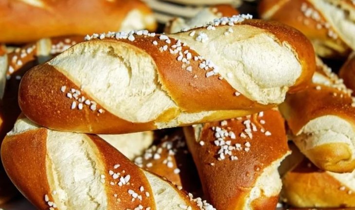 Дієтолог назвала 7 продуктів, які не варто їсти перед побаченням чи важливою зустріччю
