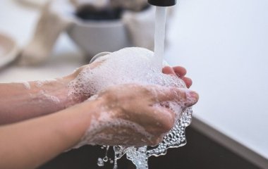Тверде чи рідке мило: яким краще мити руки та чи справді є різниця