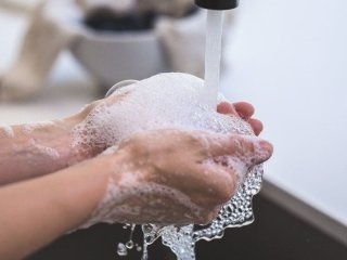 Тверде чи рідке мило: яким краще мити руки та чи справді є різниця