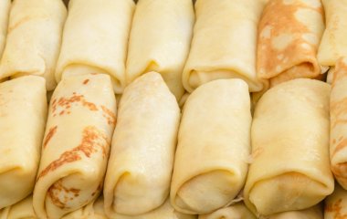 Млинці з сиром: простий рецепт солодкої начинки