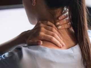 Як стрес впливає на організм: чому посилюється біль у спині, шиї та шлунку