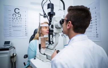 Офтальмолог розвіяла п'ять головних страхів про лазерну корекцію зору