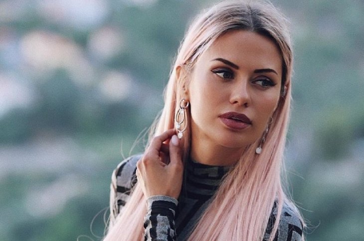 Виктория Боня блистала на Мальдивах в алом мини