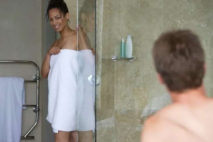 Мыться по очереди: 10 причин не ходить вместе в душ