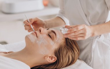 Зачем вам нужен мягкий пилинг и как выбрать кислоты и энзимы