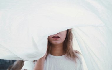 Як мати молодший вигляд після сну: косметологи розповіли секрети для жінок старших 40 років