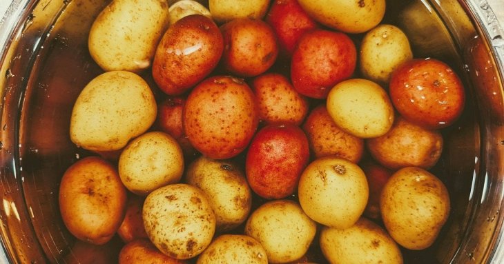 Забутий рецепт наших бабусь: як мінералка робить картоплю неймовірно смачною