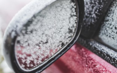 Досвідчені водії наливають в бак омивача популярний напій: навіщо так робити і чи це дійсно корисно