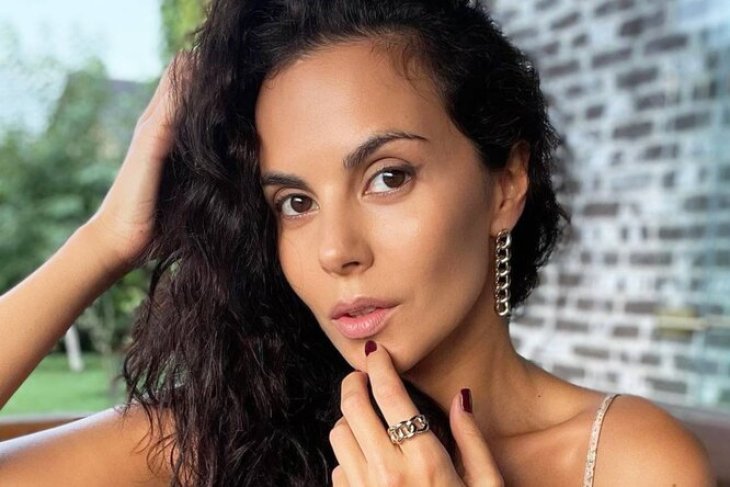 Настя Каменских выложила в сеть фото без макияжа