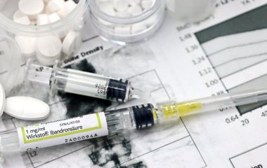 Жінка хотіла прибрати зморшки філерами, але ледь не померла: що сталося з її обличчям