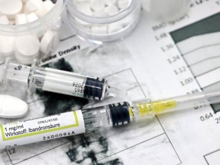 Жінка хотіла прибрати зморшки філерами, але ледь не померла: що сталося з її обличчям