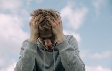 Почему утром болит голова: врач об основных причинах