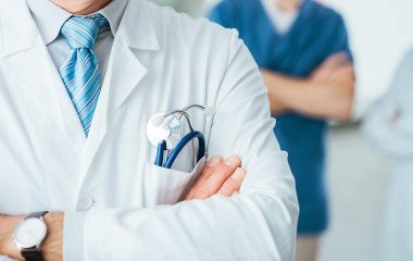 Лікар назвав види болів у животі, при яких потрібно терміново викликати швидку
