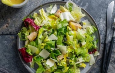 Сытный ужин за 5 минут: салат из молодой капусты с ветчиной и плавленым сыром