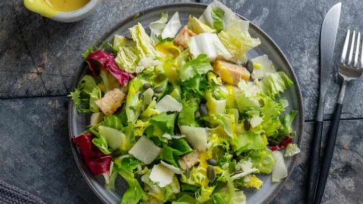 Сытный ужин за 5 минут: салат из молодой капусты с ветчиной и плавленым сыром