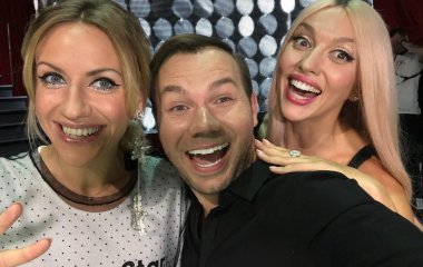 Баттл длинноногих блондинок: Леся Никитюк и Оля Полякова на Мальдивах (фото)