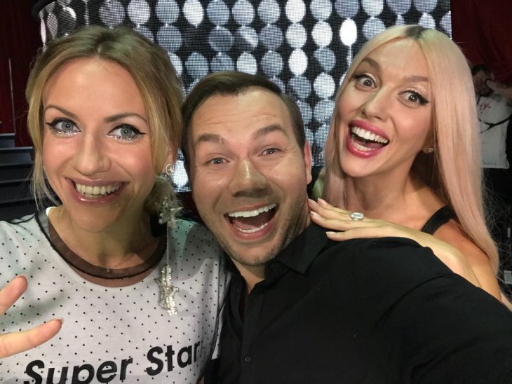 Баттл длинноногих блондинок: Леся Никитюк и Оля Полякова на Мальдивах (фото)