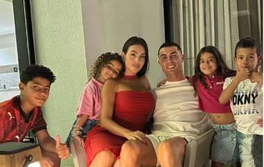 Несмотря на скандал: Криштиану Роналду делится трогательными фото с семьей