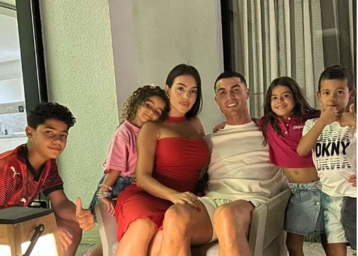 Несмотря на скандал: Криштиану Роналду делится трогательными фото с семьей