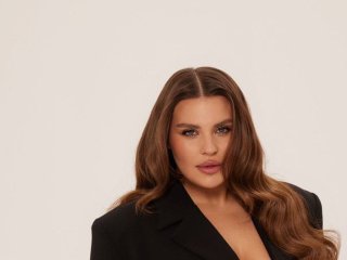 Солістка KAZKA приголомшила схудненням та в спідньому посвітила стрункою фігурою