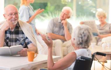 Сиделка для пожилого человека или дом престарелых: в чьи добрые руки отдать родственника
