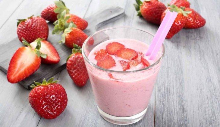 Сытный клубничный смузи: элементарный рецепт