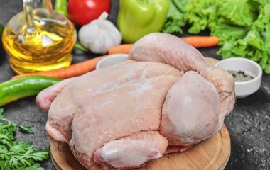 Скільки часу насправді можна зберігати курятину в морозилці без утрати смаку та якості м’яса