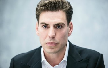 Дмитрий Дюжев вышел в свет с красавицей женой
