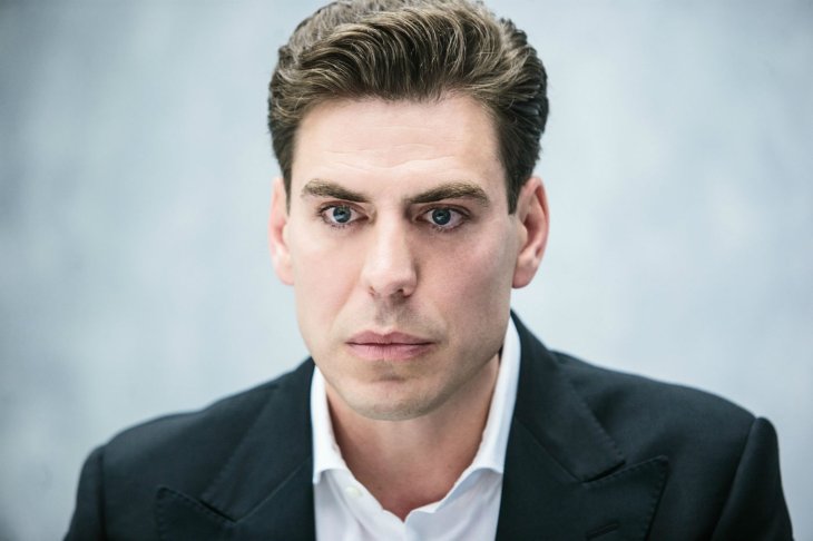 Дмитрий Дюжев вышел в свет с красавицей женой