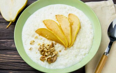 Рецепт вкусного завтрака: овсянка с карамелизированной грушей