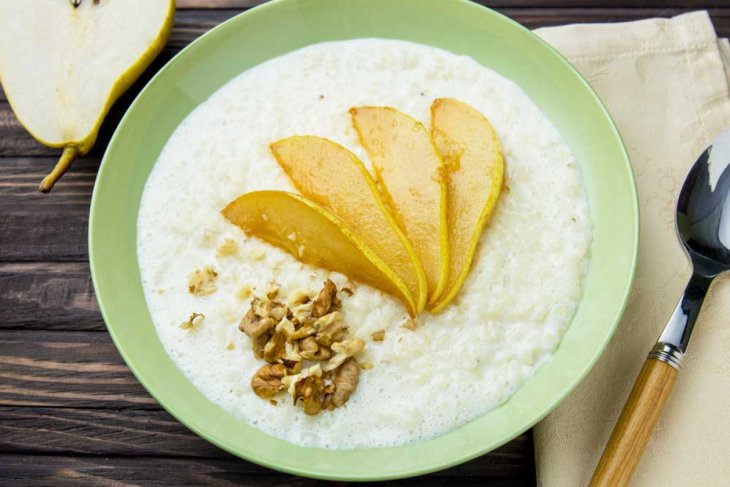 Рецепт смачного сніданку: вівсянка з карамелізованою грушею