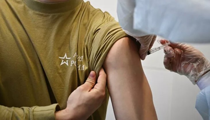 Лікар порадив ховати місце щеплення на вулиці