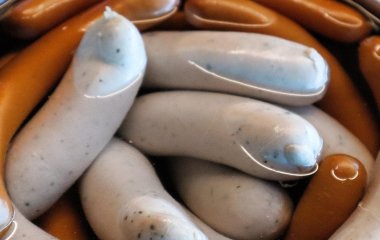 Чи треба знімати плівку з сосисок перед варінням: виробники продукту дали остаточну відповідь