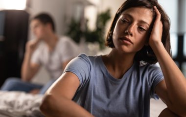 Как понять, что мужчина что-то скрывает от вас: 10 сигналов в поведении, которые должны насторожить