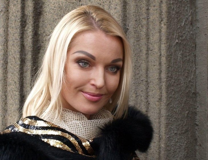 Анастасия Волочкова растянулась в шпагате над купелью