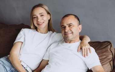 Жена Виктора Павлика резко ответила на хейт, что вышла за него из-за денег и шокировала суммой своего кредита