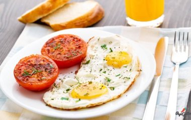 Почему на завтрак нужно много есть и какие продукты следует выбирать: ответ врачей
