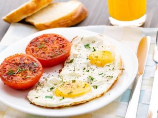 Почему на завтрак нужно много есть и какие продукты следует выбирать: ответ врачей