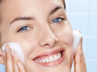 Простий гід весняним доглядом за шкірою: що варто зробити в салоні, а що — вдома