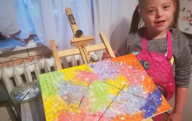 Елизавету II тронула картина 12-летней девочки с синдромом Дауна