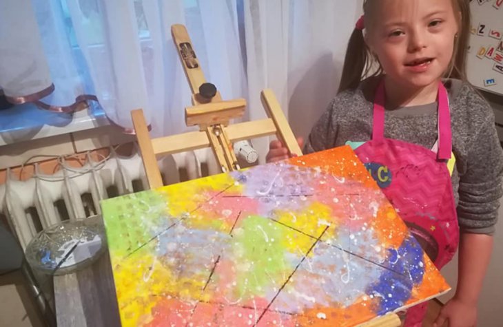 Елизавету II тронула картина 12-летней девочки с синдромом Дауна