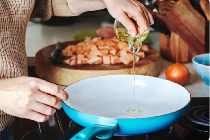 Портит вкус и полезные свойства: какие продукты нельзя жарить на растительном масле