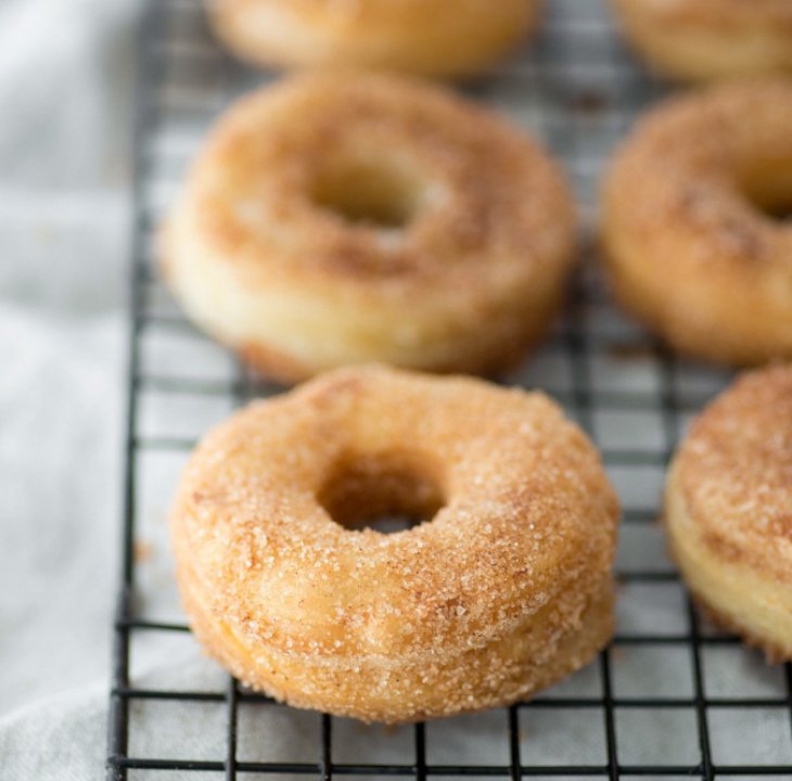 Быстрые пончики из слоеного теста