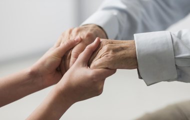 Как поддержать человека в трудные моменты: советы и методики психолога