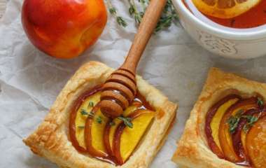 Тарталетки с персиками, козьим сыром и медом: изысканный рецепт