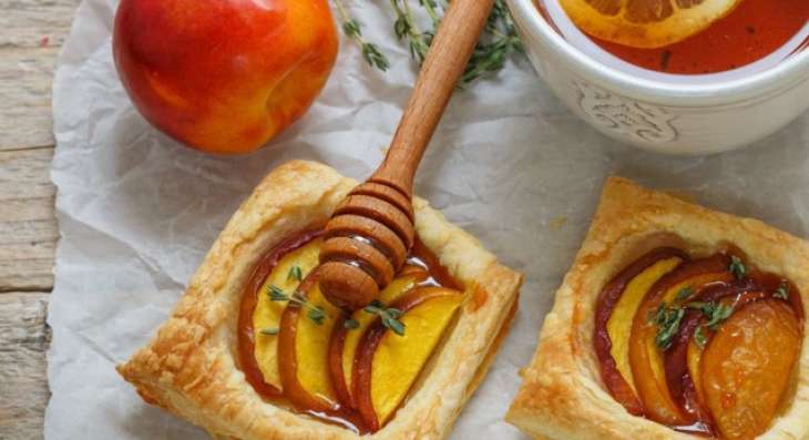 Тарталетки с персиками, козьим сыром и медом: изысканный рецепт