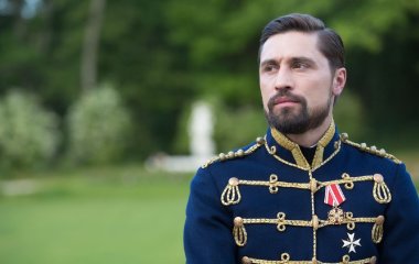 Дмитрий Билан позировал в элегантном костюме